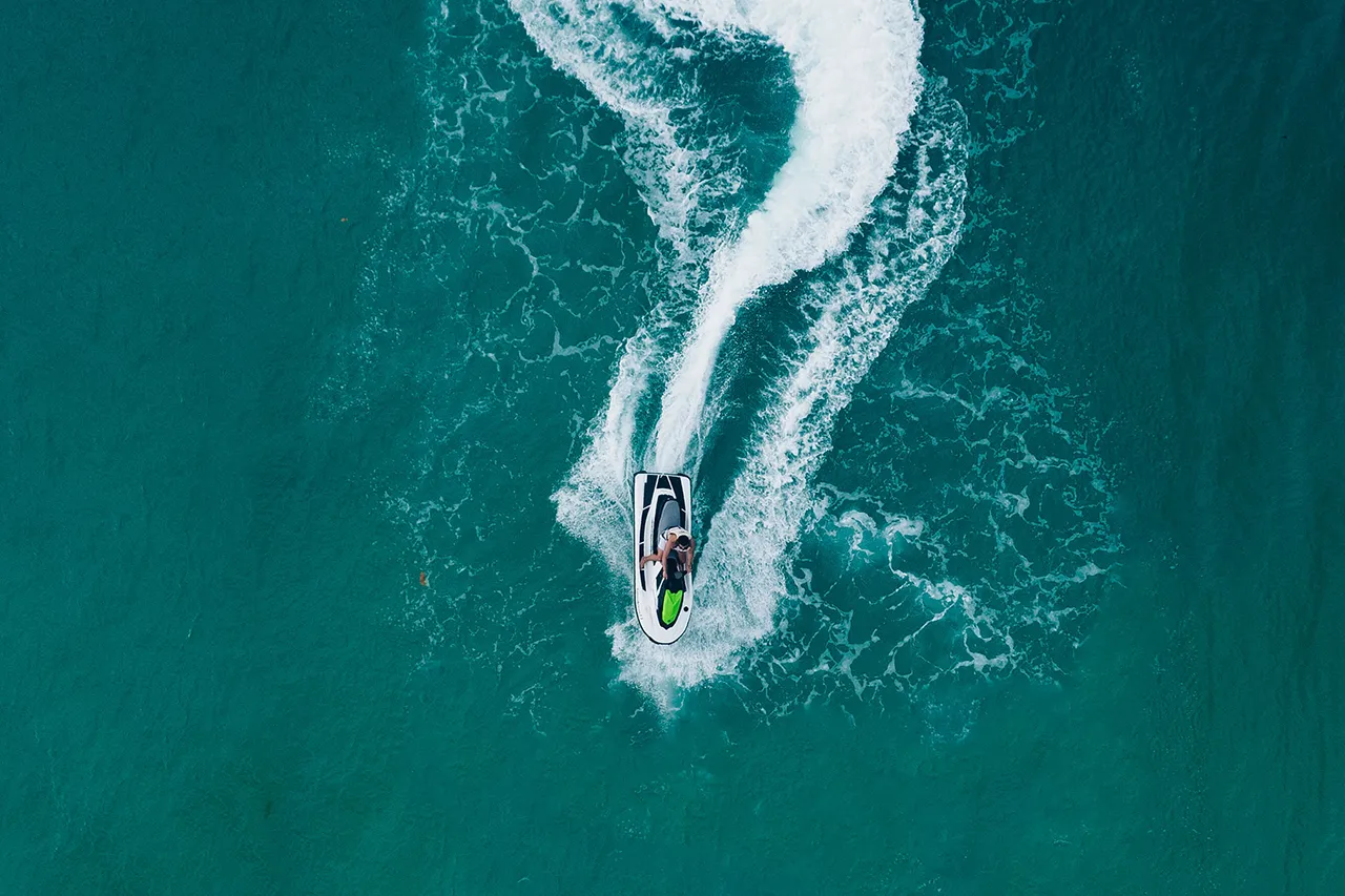 Aerial view of jet skis speeding across the turquoise waters near Explorar Koh Samui.