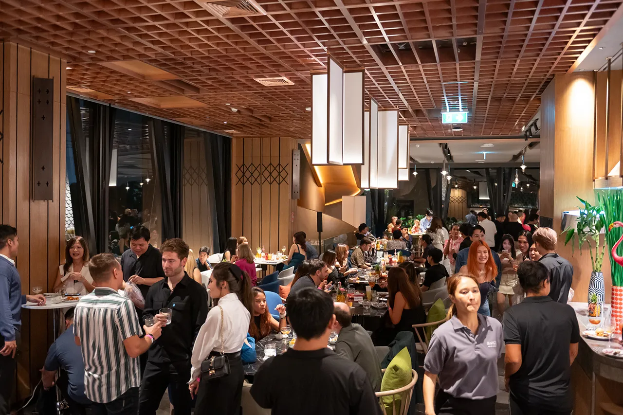 Guests enjoying sustainable cocktails and live music at the mixology pop-up event in Bangkok, hosted by Explorar Hotels and Dusit Thani.